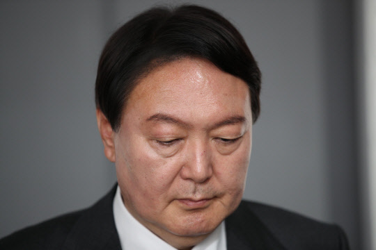 10일 서울 금천구 즐스튜디오에서 열린 국민의힘 대선 경선 후보 '국민 시그널 면접'에 참가한 윤석열 후보가 자신의 차례를 기다리고 있다.   [국회사진기자단]